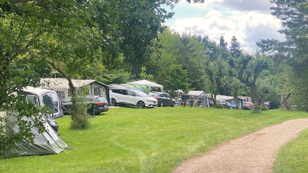 Hyggelig camping med godt samvær midt i grøn natur