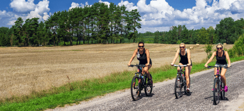 3 piger på cykeltur i dansk natur