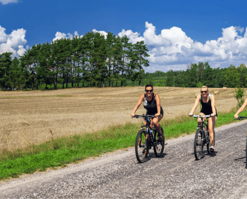3 vrouwen op fietstocht in Denemarken