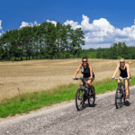 3 kvinder på cykeltur i naturen