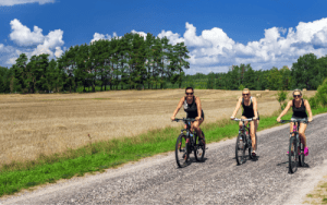 3 kvinder på cykeltur i naturen