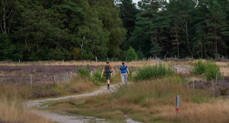 Koppel op een wandeling bij Sindbjerg en Stoubjerg in het Deense Merengebied