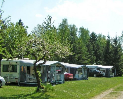 Campingplads med naturskønne omgivelser.
