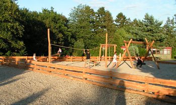 Guter Spielplatz im Ort für kleine und größere Kinder