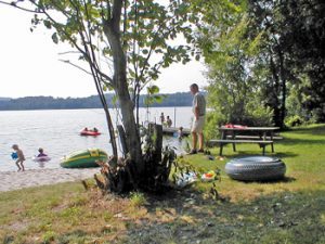 Skanderborg Sø Camping har egen børnevenlige sandbadestrand ved søen.