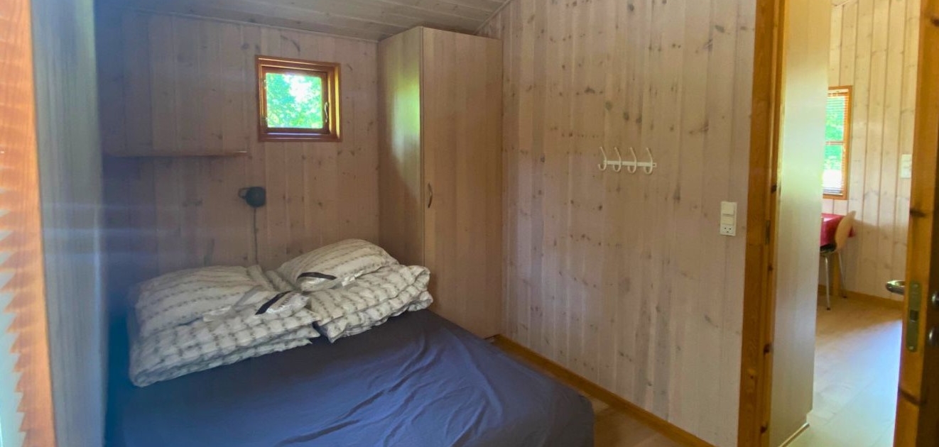 A-hyttens ene værelse med dobbeltseng