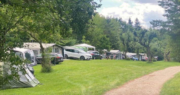 Hyggelig camping med godt samvær midt i grøn natur
