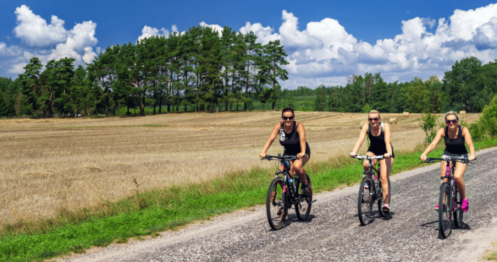 3 kvinder på cykeltur i naturen