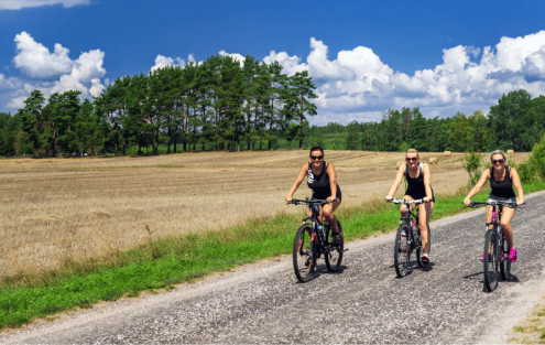 3 kvinder på cykeltur i naturen